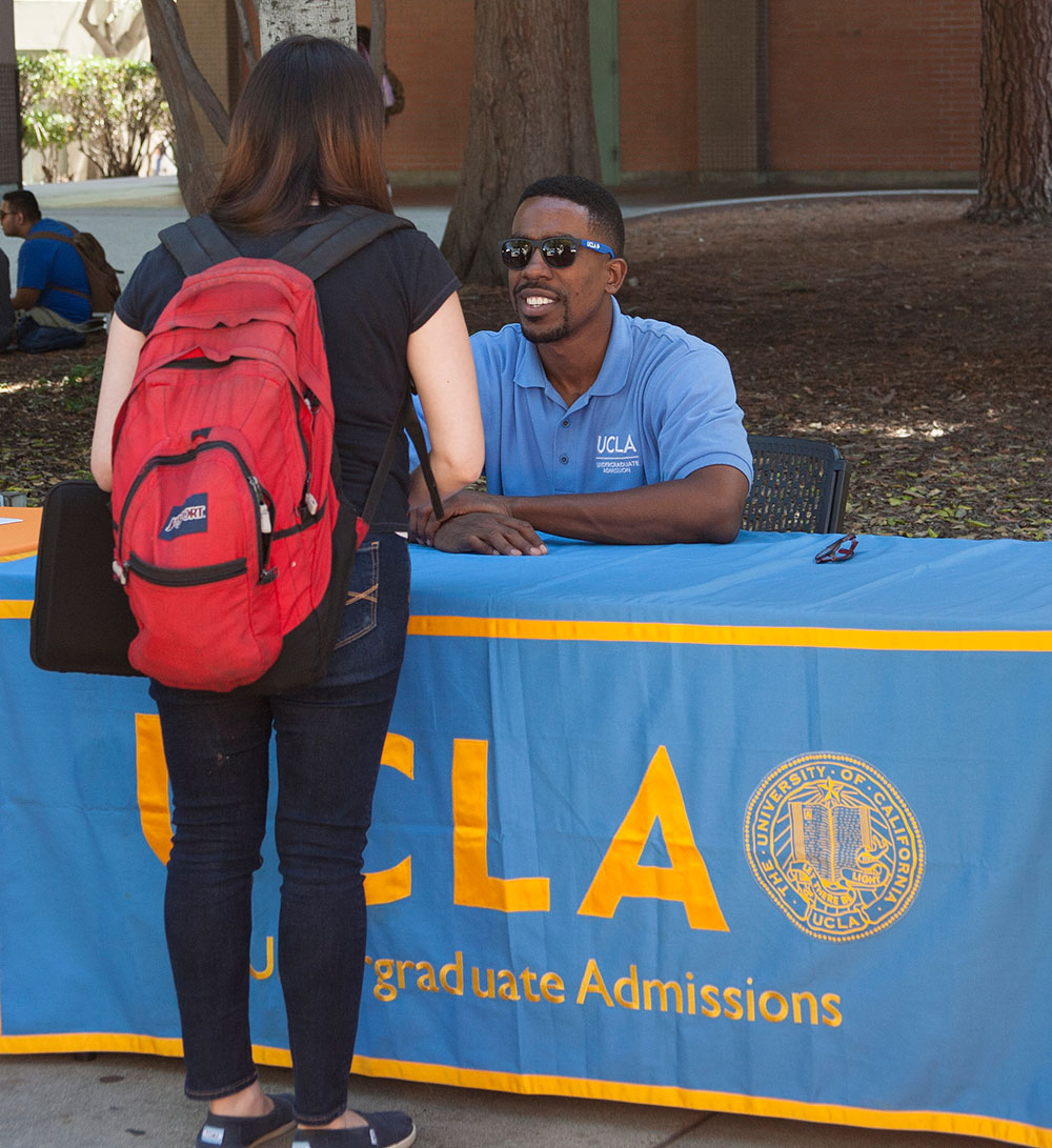 A representative from UCLA helps a PCC student interested in transfer.