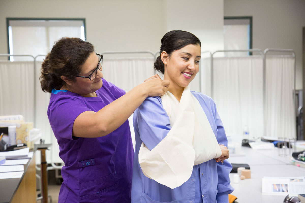 Radiology students use equipment during lab class 